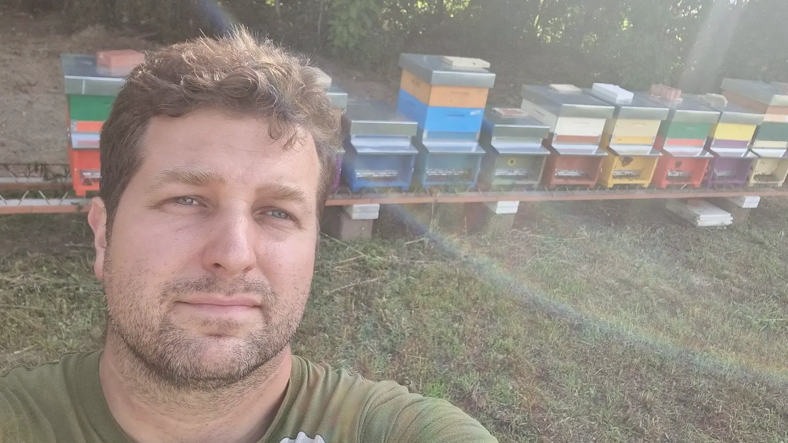 Carlo Stojkovic davanti a uno degli apiari
